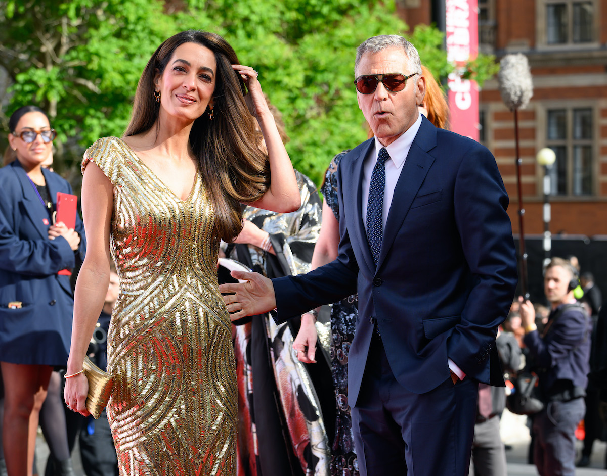 amal-clooney-haj-nyar | Marie Claire Amal Clooney arany ruhában és férje, George Clooney napszemüvegben, öltönyben