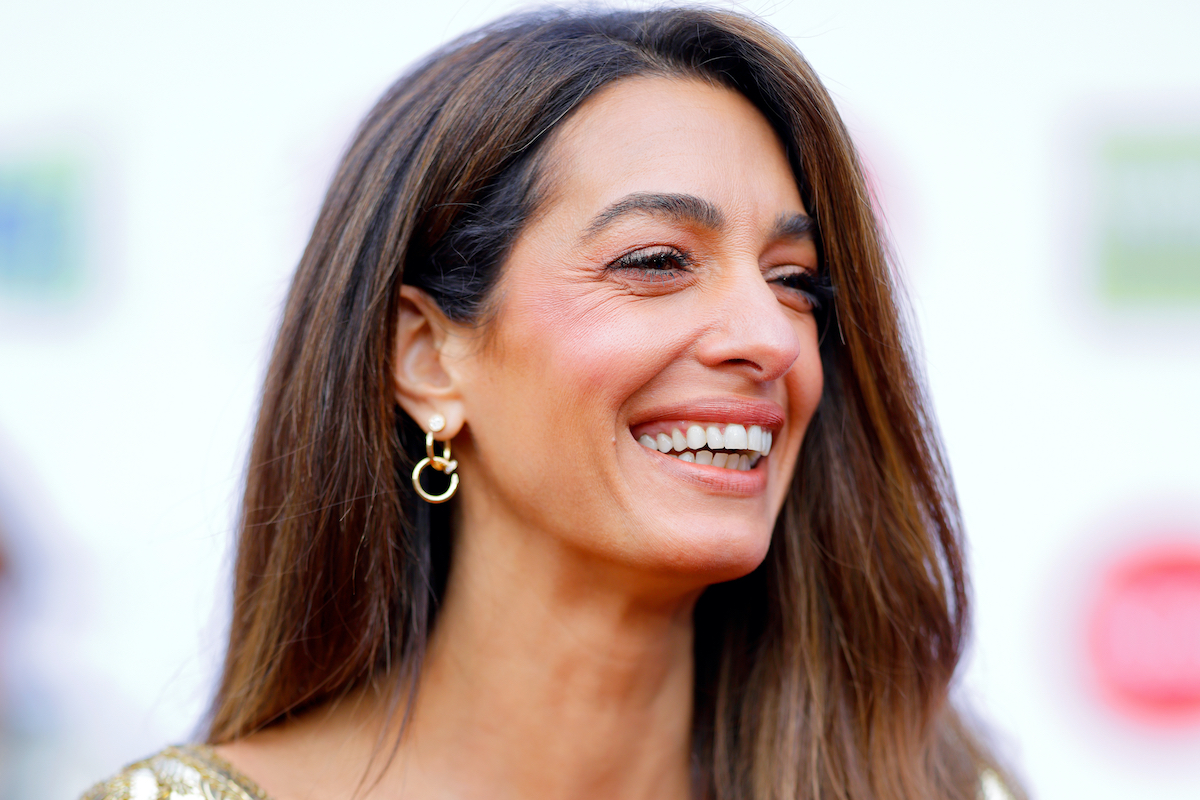 Amal Clooney közelről, nevetve