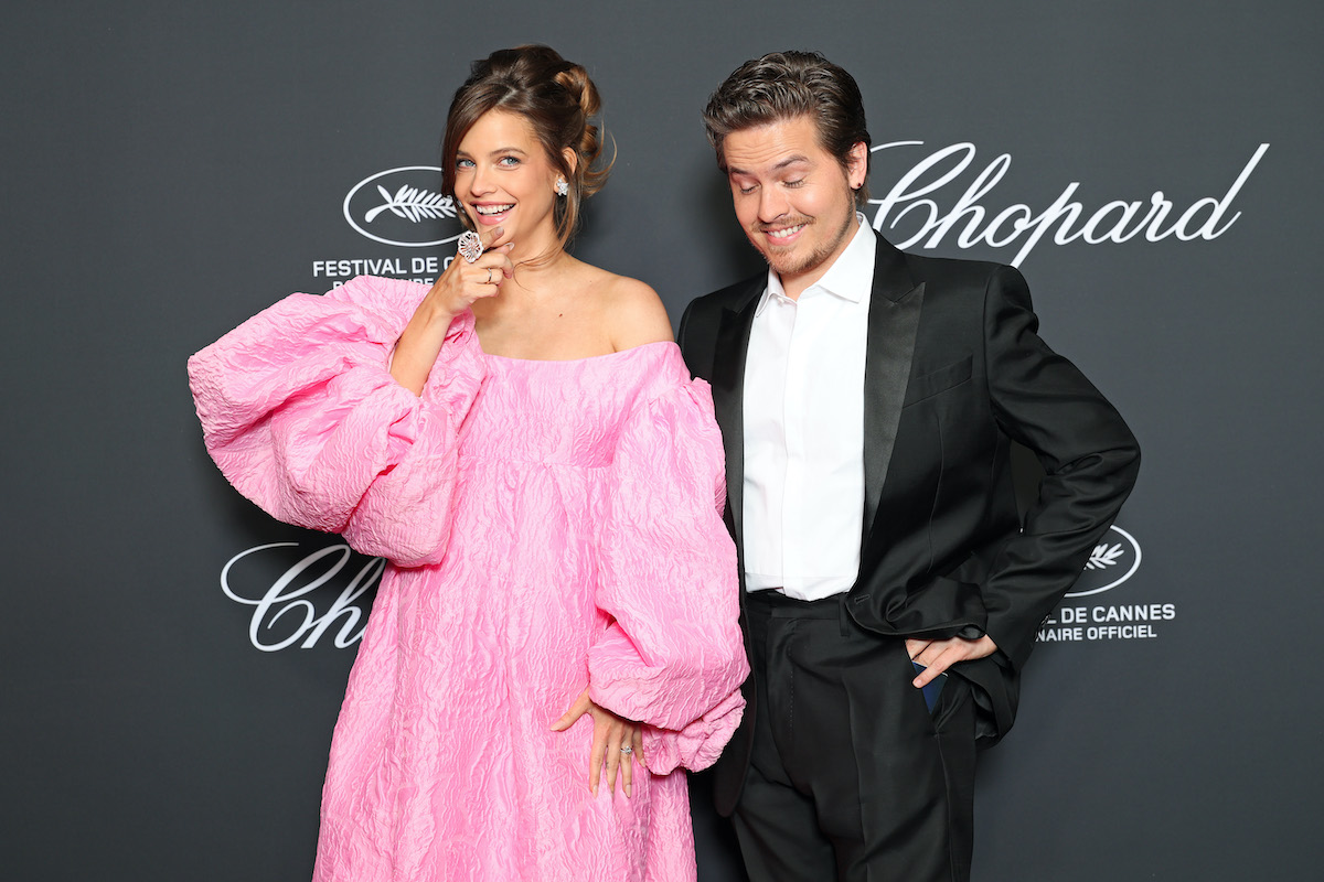 Palvin Barbara rószaszín ruhában és Dylan Sprouse szmokingban