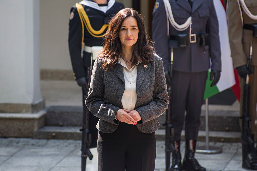 orban-anita-oltozkodes-divat-nadragkosztum-powerdressing | Marie Claire Orbán Anita Magyarország külügyminisztere