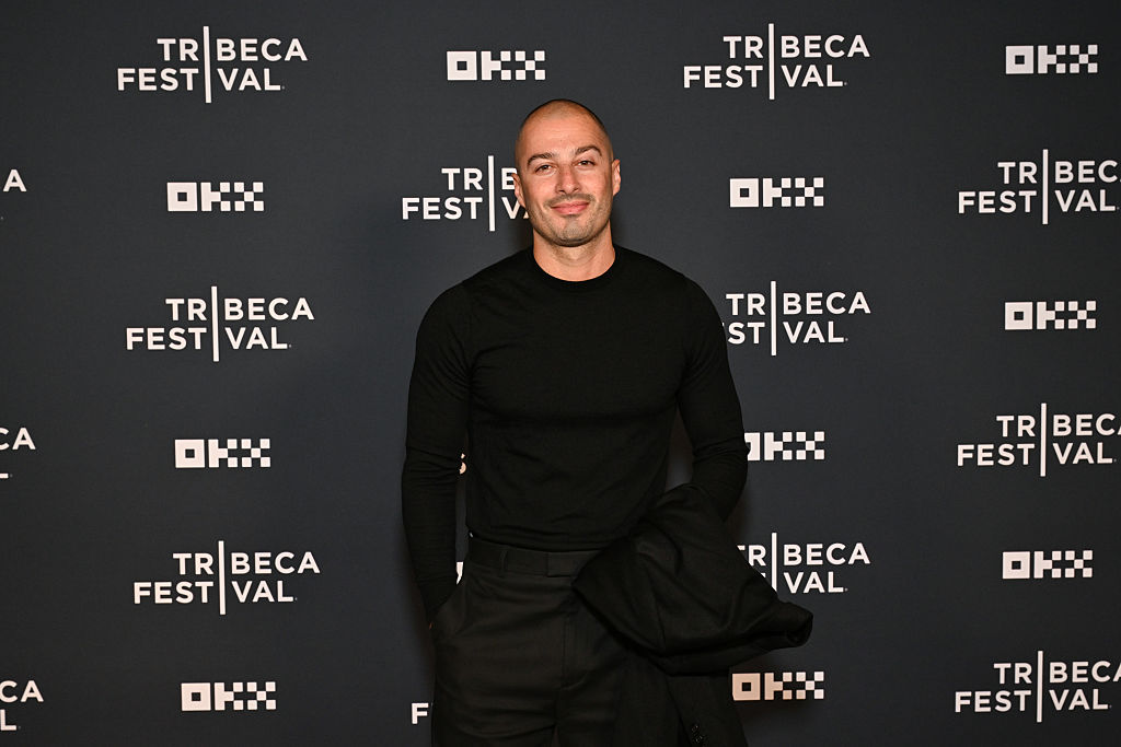 katie-holmes-uj-szerelme | Marie Claire Jason Bard Yarmosky feketében, fekete Tribeca felirat előtt
