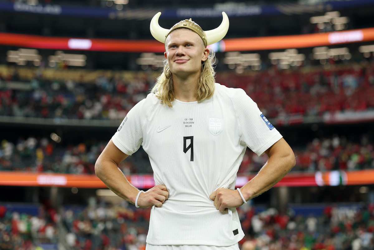 Erling Haaland a pályán, vikingnek öltözve