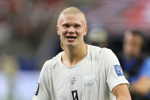 Erling Haaland közeli felvételen fehér mezben