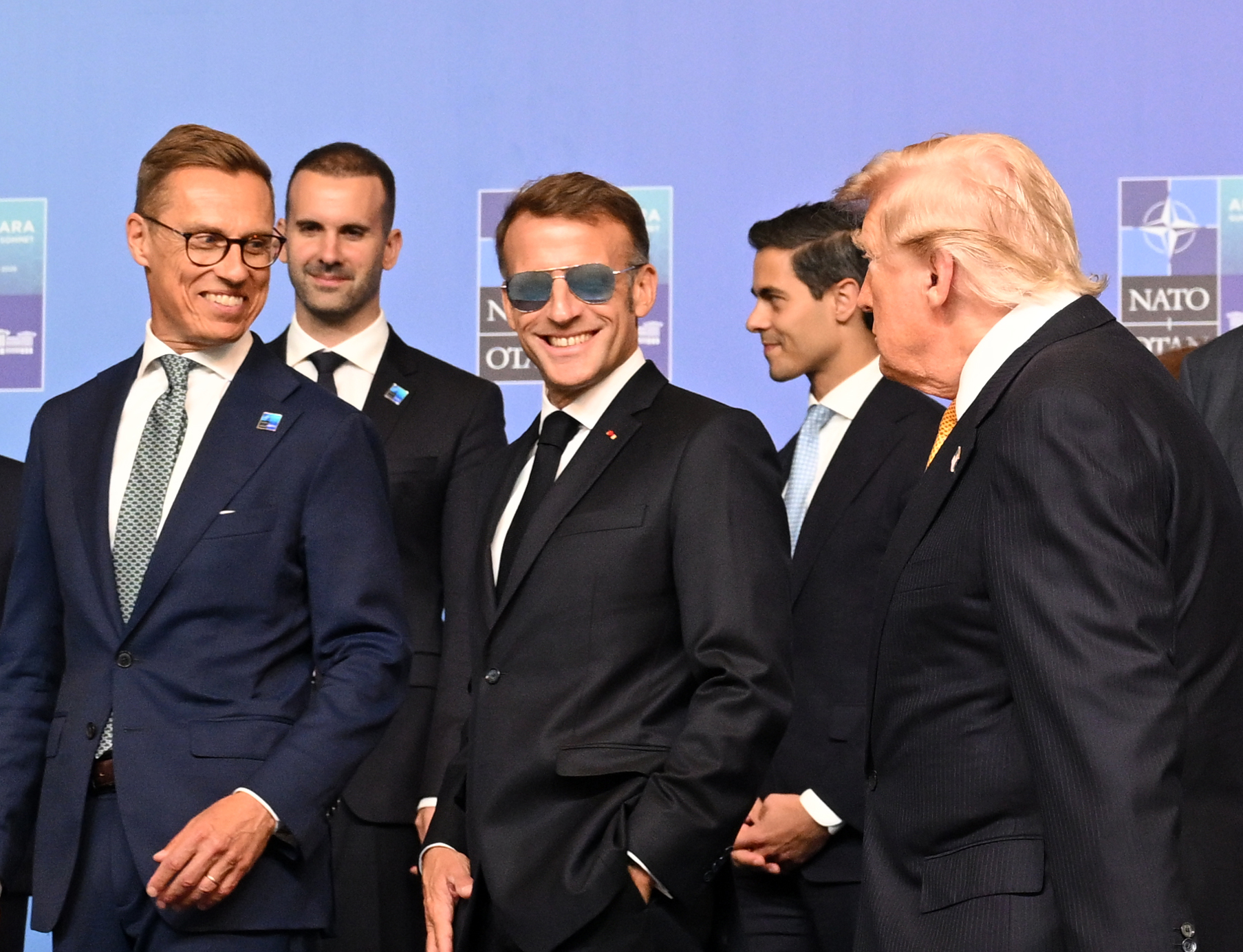 emmanuel-macron-napszemuveg | Marie Claire Emmanuel Macron még a közös képeken is napszemüveget visel