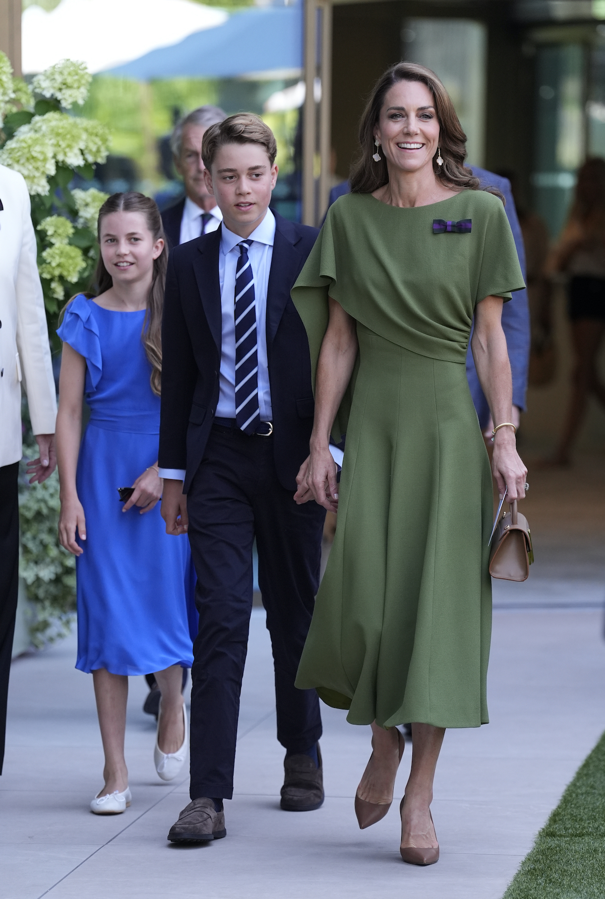 sarolta-gyorgy-wimbledon | Marie Claire Katalin zöld ruhában sétál, mögötte György és végül Sarolta kék ruhában