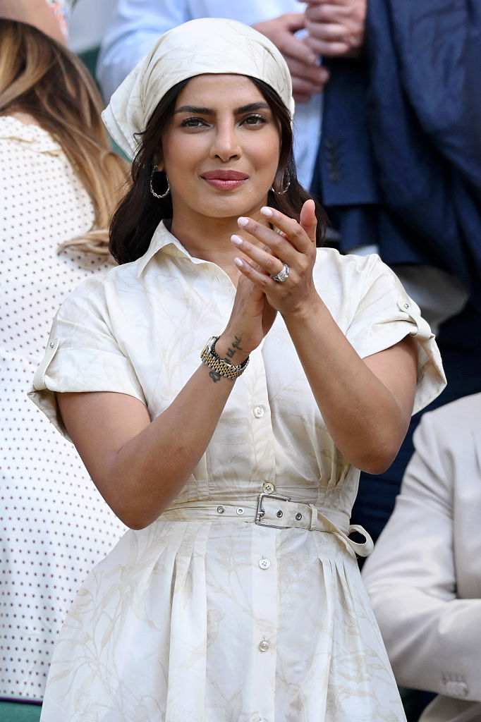 wimbledon-2026-legjobb-szettek-divat | Marie Claire Priyanka Chopra fejkendős összeállítása