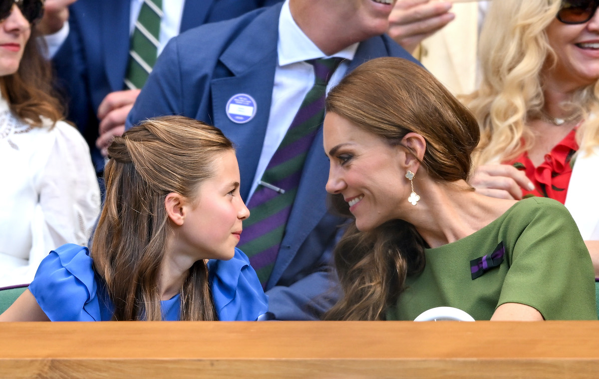 sarolta-gyorgy-wimbledon | Marie Claire Katalin (zöldben) és Sarolta (kékben) a wimbledoni lelátón egymásra nevet