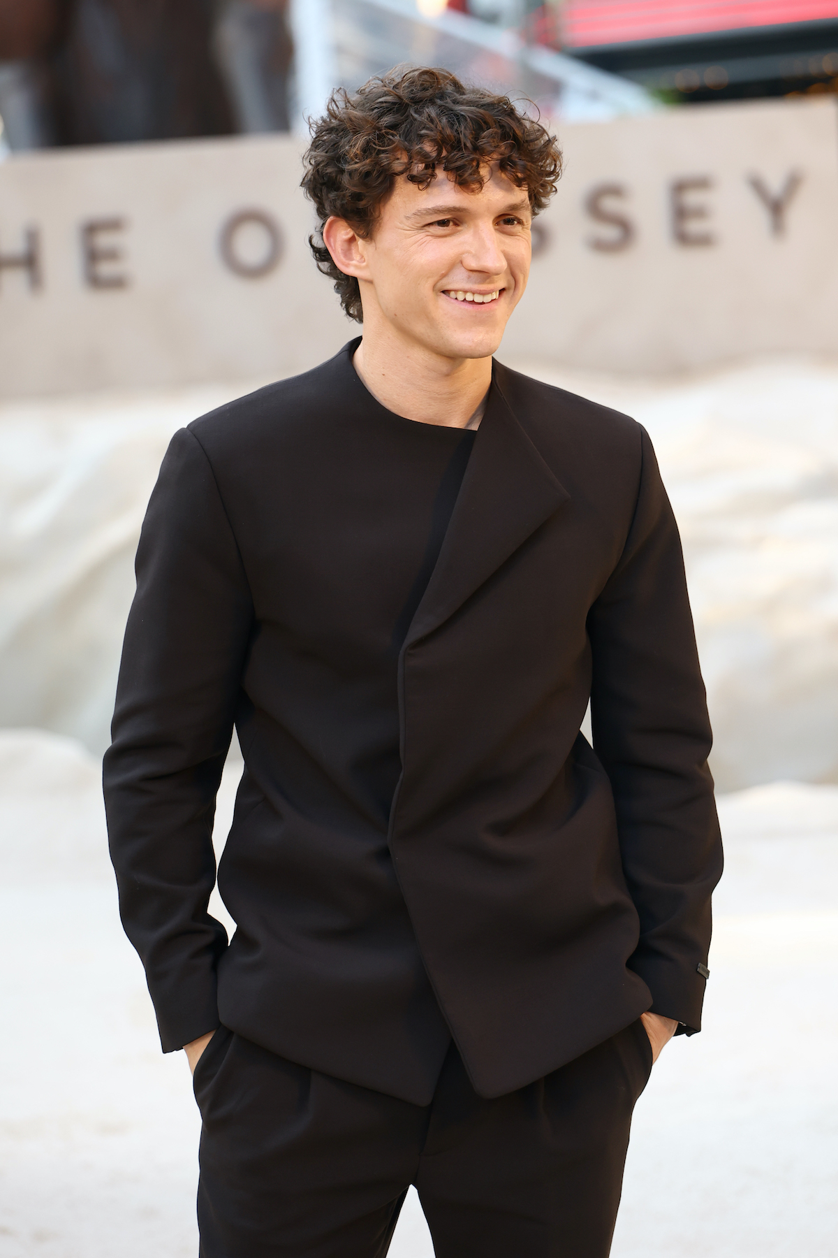 odusszeia-tom-holland | Marie Claire Tom Holland fekete öltönyben az Odüsszeia premierjén