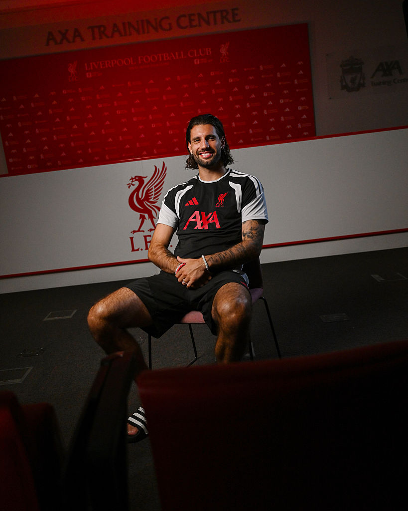 szoboszlai-dominik-fizetes | Marie Claire Szoboszlai Dominik piros Liverpool FC logo előtt ül
