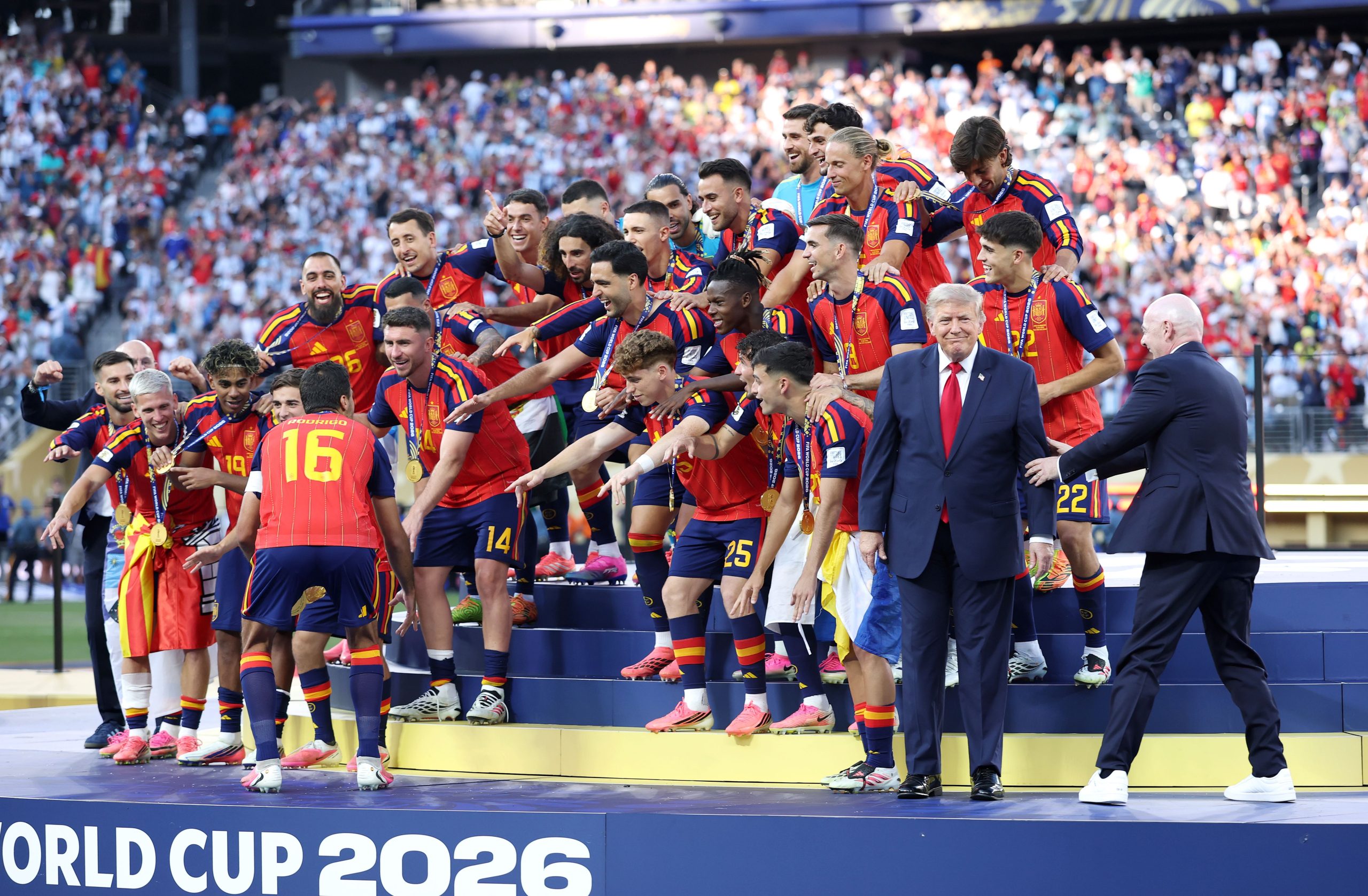 foci-vb-2026-donald-trump-botrany | Marie Claire A spanyol válogatott és Donald Trump ünnepel 2026. július 19-én a foci fb döntő után