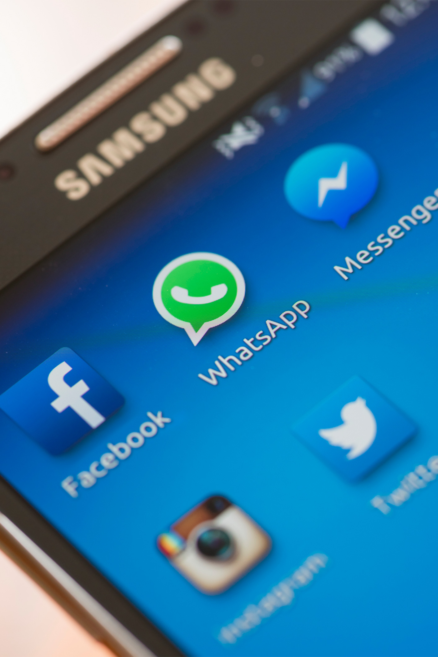 A Facebook, a WhatsApp és a Messenger ikonja más közösségi médiaalkalmazások mellett egy Samsung Galaxy okostelefon érintőképernyőjén