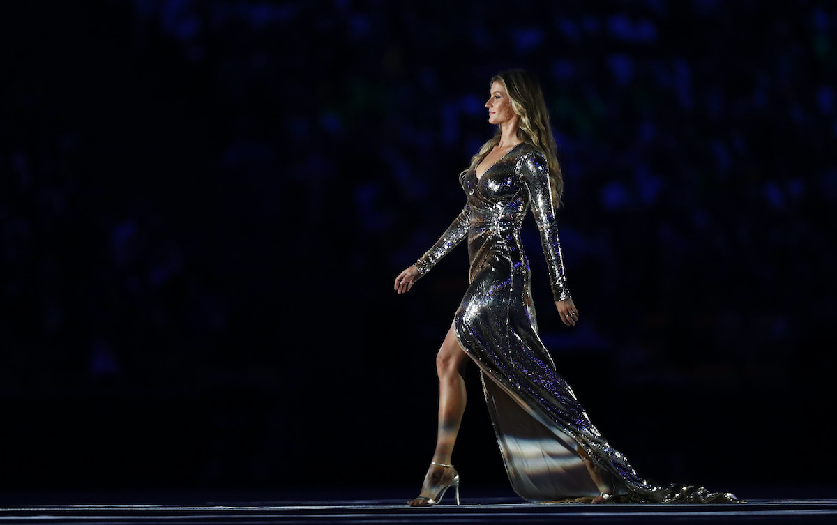 gisele-bundchen-5-ikonikus-pillanat | Marie Claire Gisele Bundchen a kifutón, fekete háttérrel ezüst uszályos ruhában