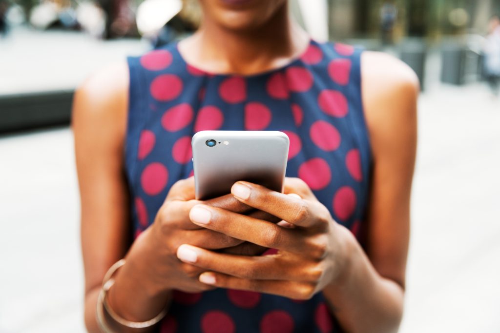ingyenes-egeszsegugyi-applikacio | Marie Claire Női kéz telefont tart
