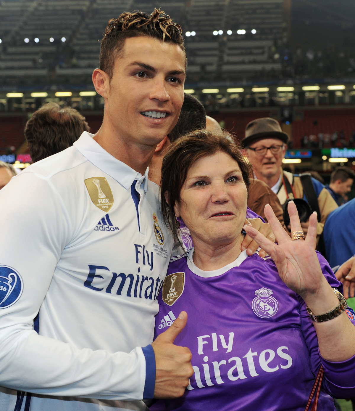 Cristiano Ronaldo édesanyjával, aki lila mezt visel