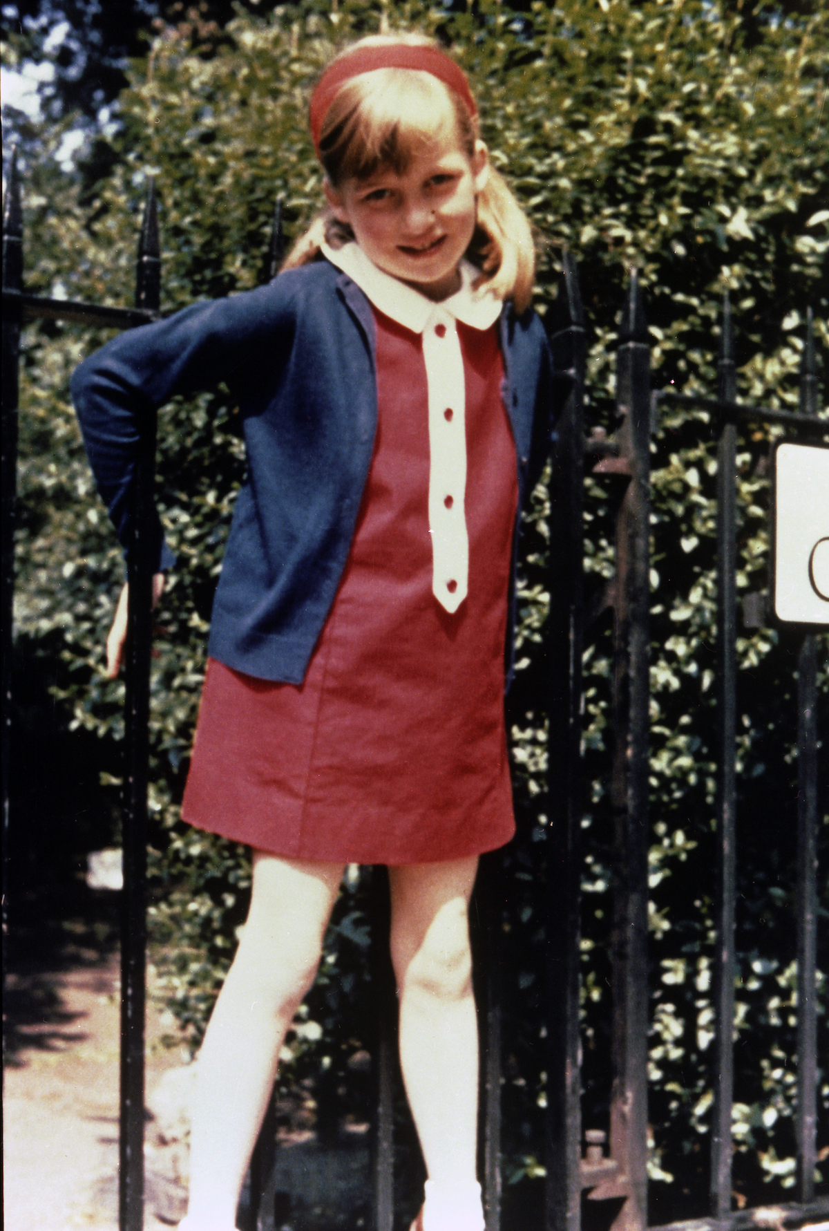 sarolta-hercegno-diana-hercegno-gyerekkori-foto | Marie Claire Lady Diana Spencer gyerekként piros ruhában, kék kardigánban