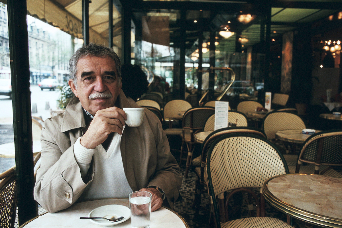Gabriel García Márquez kávézóban ülve csészét tart