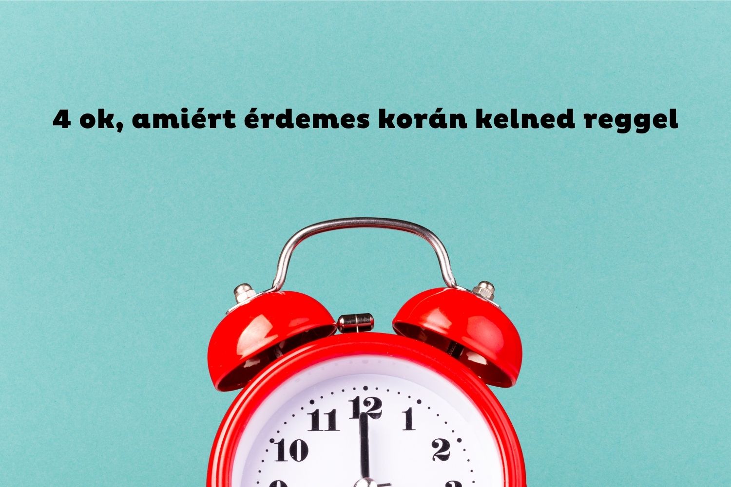 Kék háttér, félig látszó piros vekkeróra