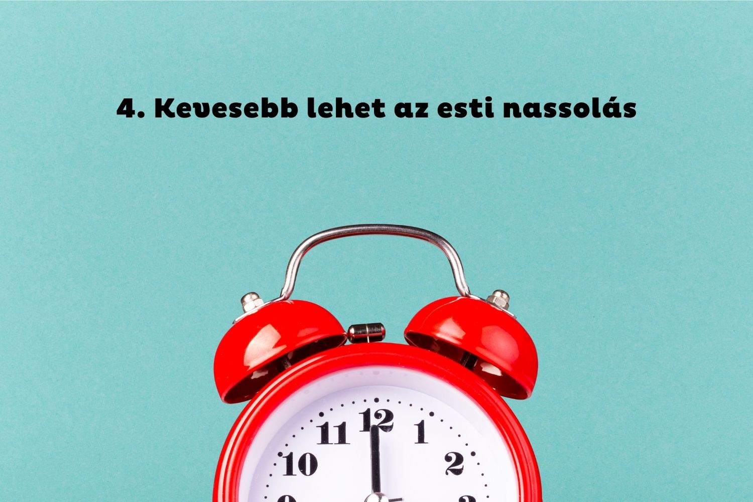 4. Kevesebb lehet az esti nassolás | Marie Claire Kék háttér, félig látszó piros vekkeróra
