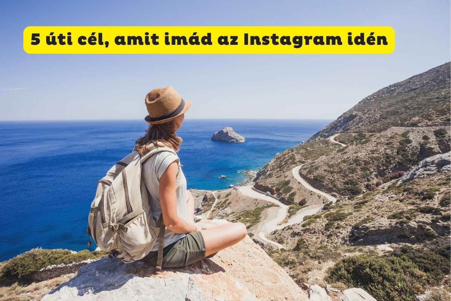 Nő sziklán ül háttal a kamerának tengerpart felett