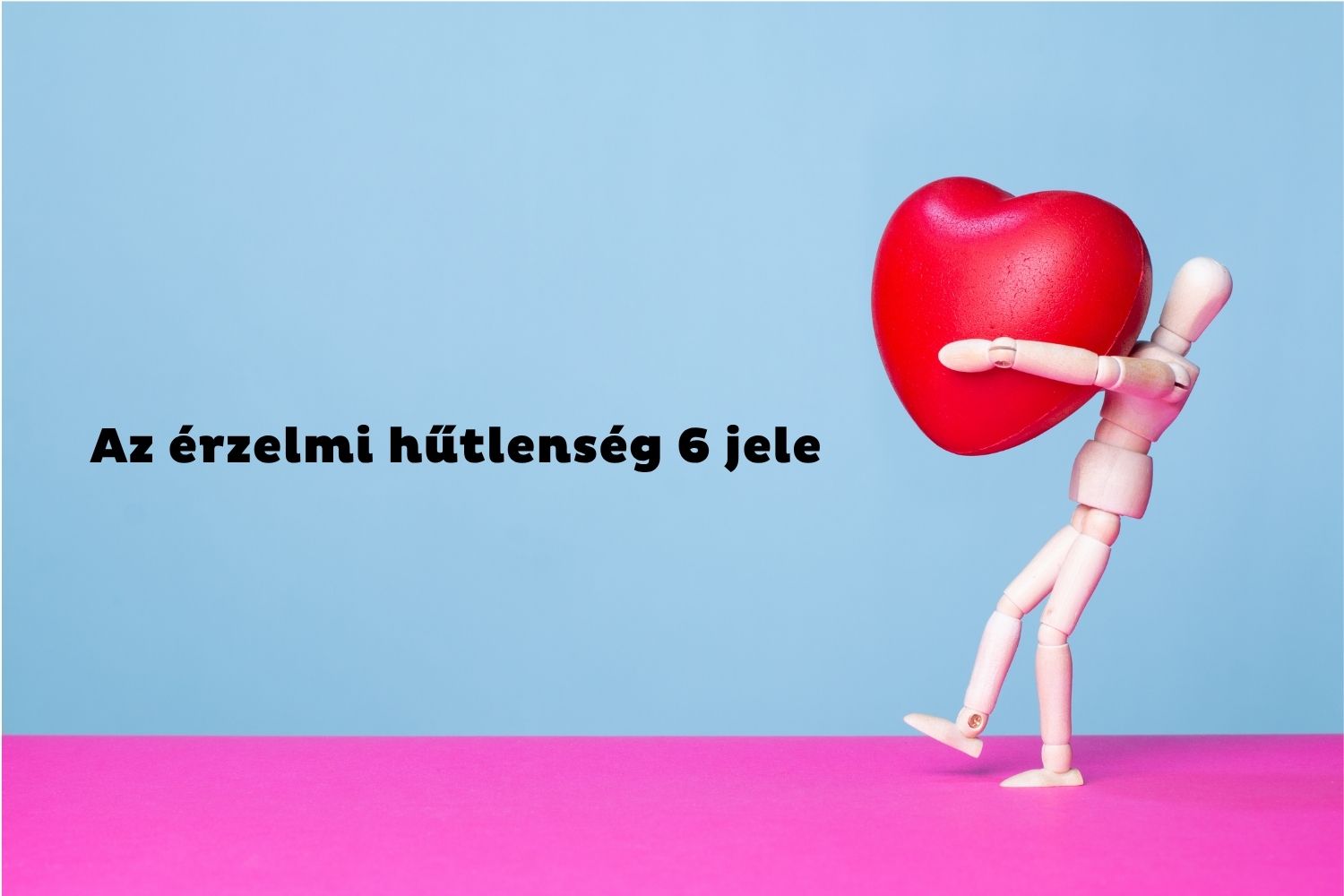 Kék-rózsaszín háttér, anatómiai fabábu piros szívet cipel