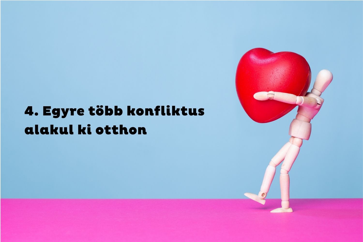 Kék-rózsaszín háttér, anatómiai fabábu piros szívet cipel