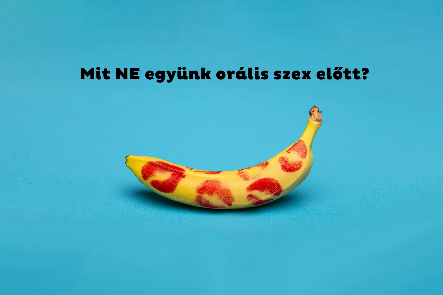Kék háttér, banán rúzsnyomokkal
