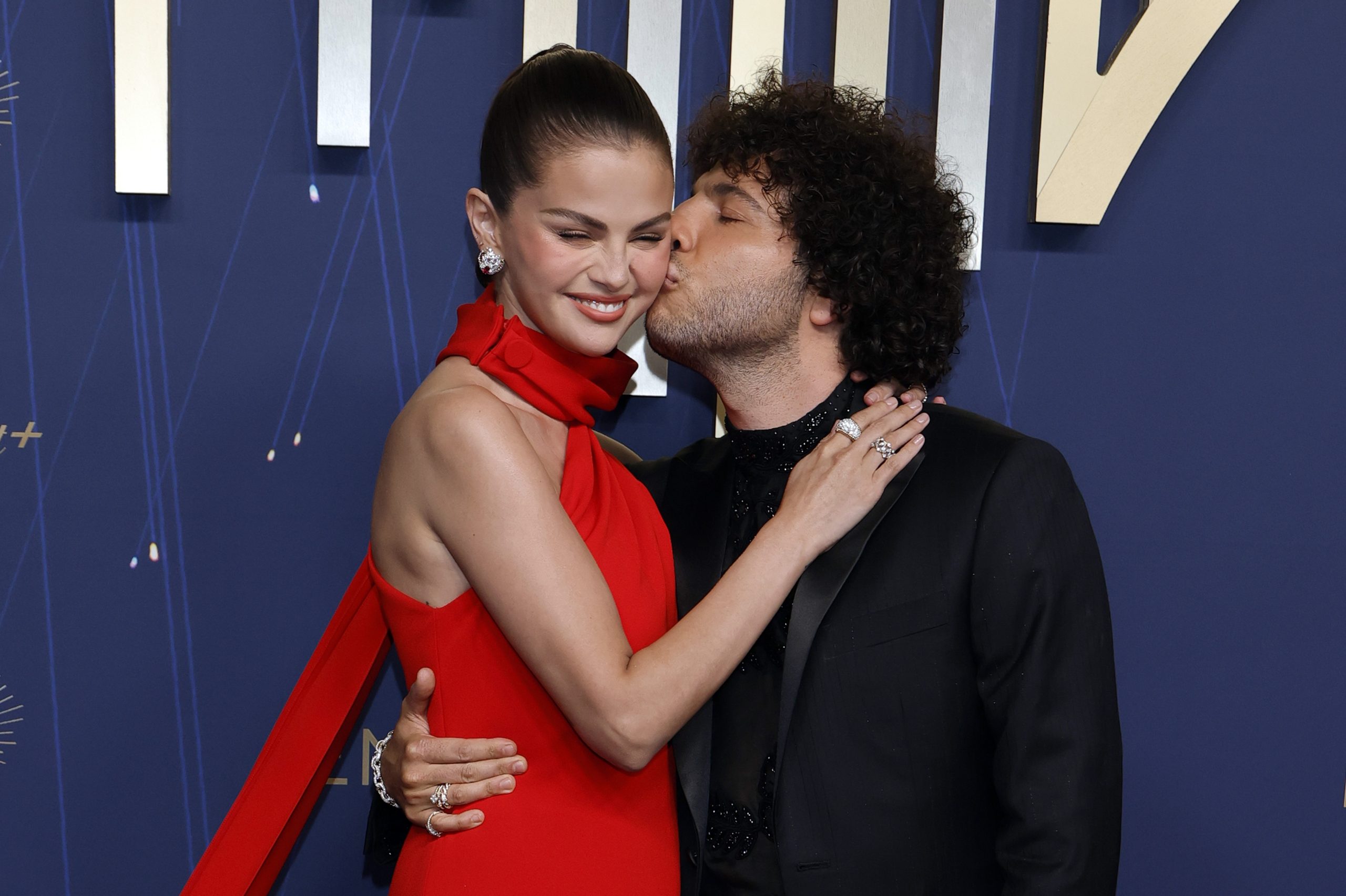 Selena Gomez és Benny Blanco 2025-ben az Emmy-díjátadón