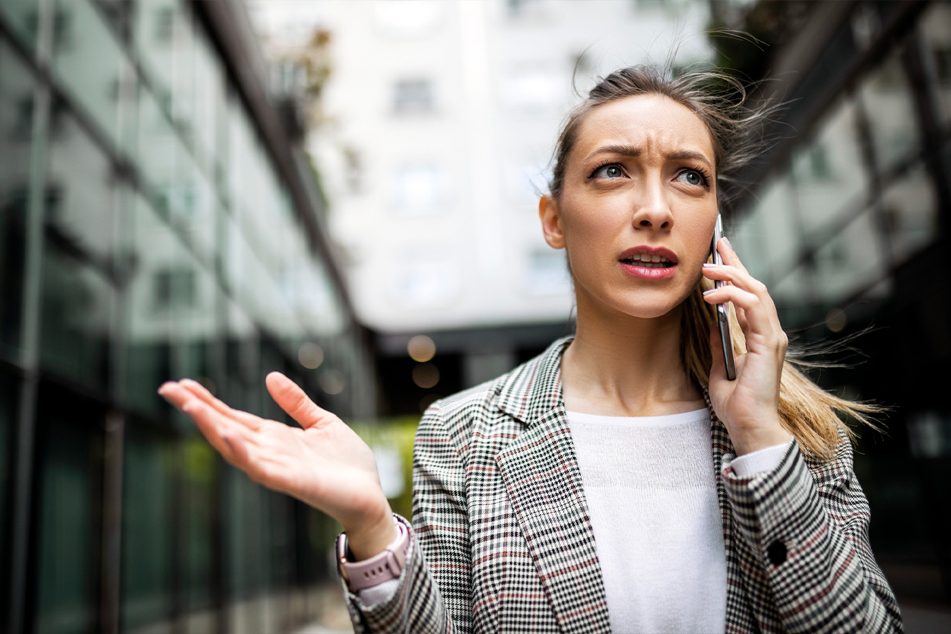 Egy nő telefonál és közben csodálkozva néz