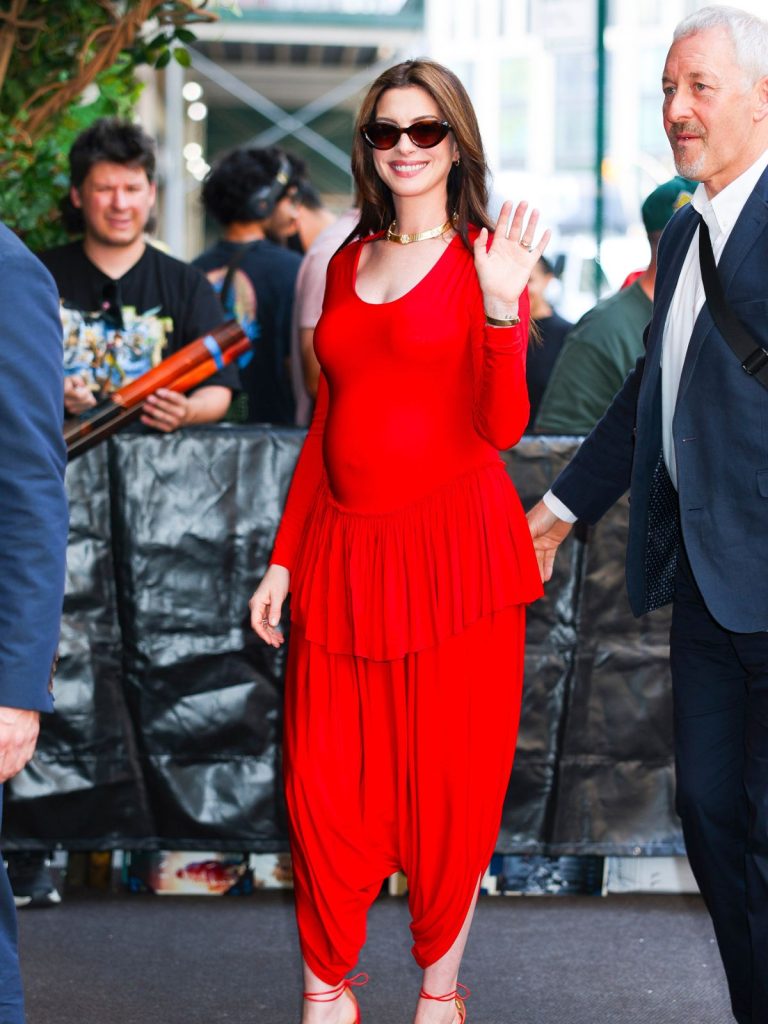 Anne Hathaway piros Ashlyn overálban