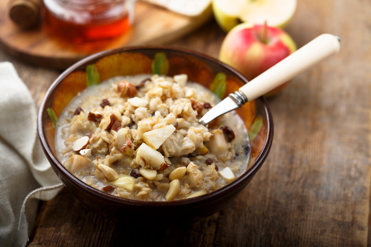 diana-hercegne-kedvenc-egeszseges-bircher-muzli | Marie Claire Egy tál bircher müzli kanállal, a háttérben alma