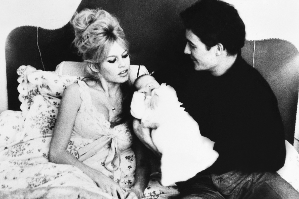 Brigitte Bardot, Jacques Charrier és háromnapos kisfiuk, Nicolas.