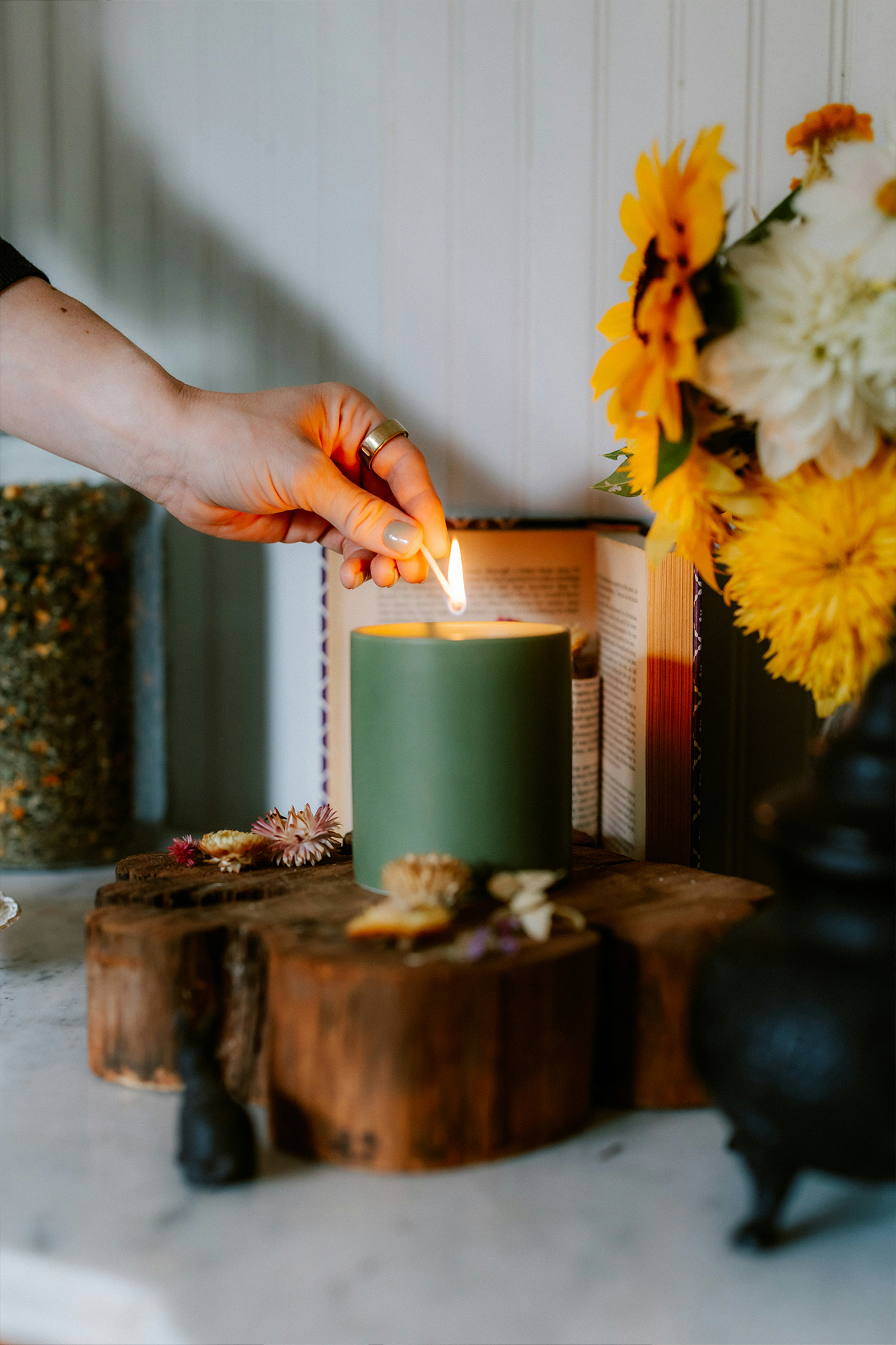 brooke-balentine-qbNM7uf97Uo-unsplash | Marie Claire Egy nő meggyújt egy gyertyát a személyes oltárán