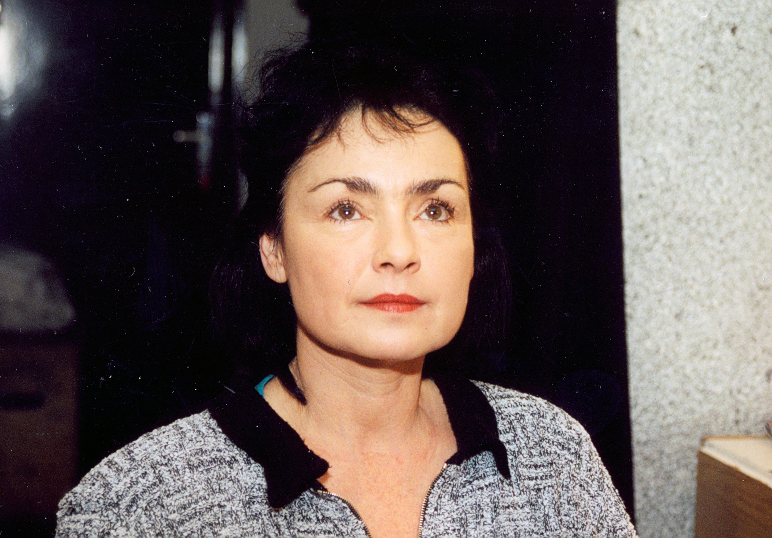 Szerencsi Éva közelről, szürke felsőben