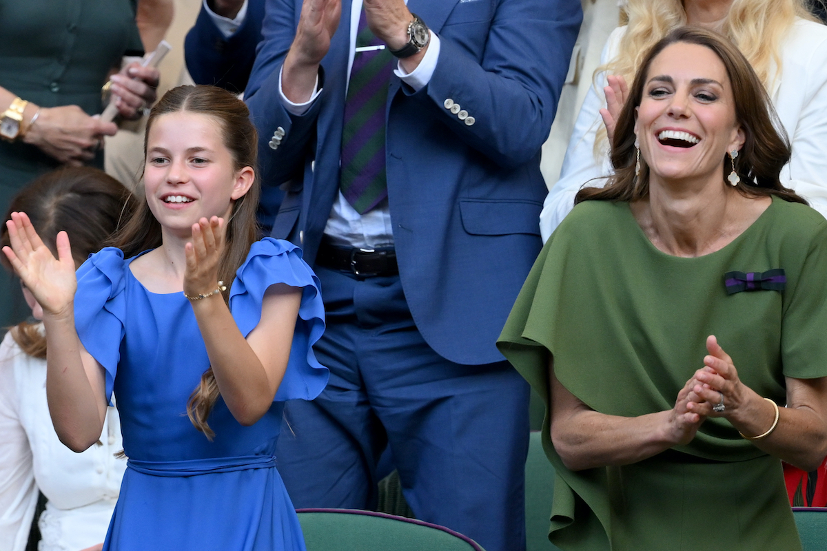 Katalin (zöldben) és Sarolta (kékben) a wimbledoni lelátón tapsol és nevet