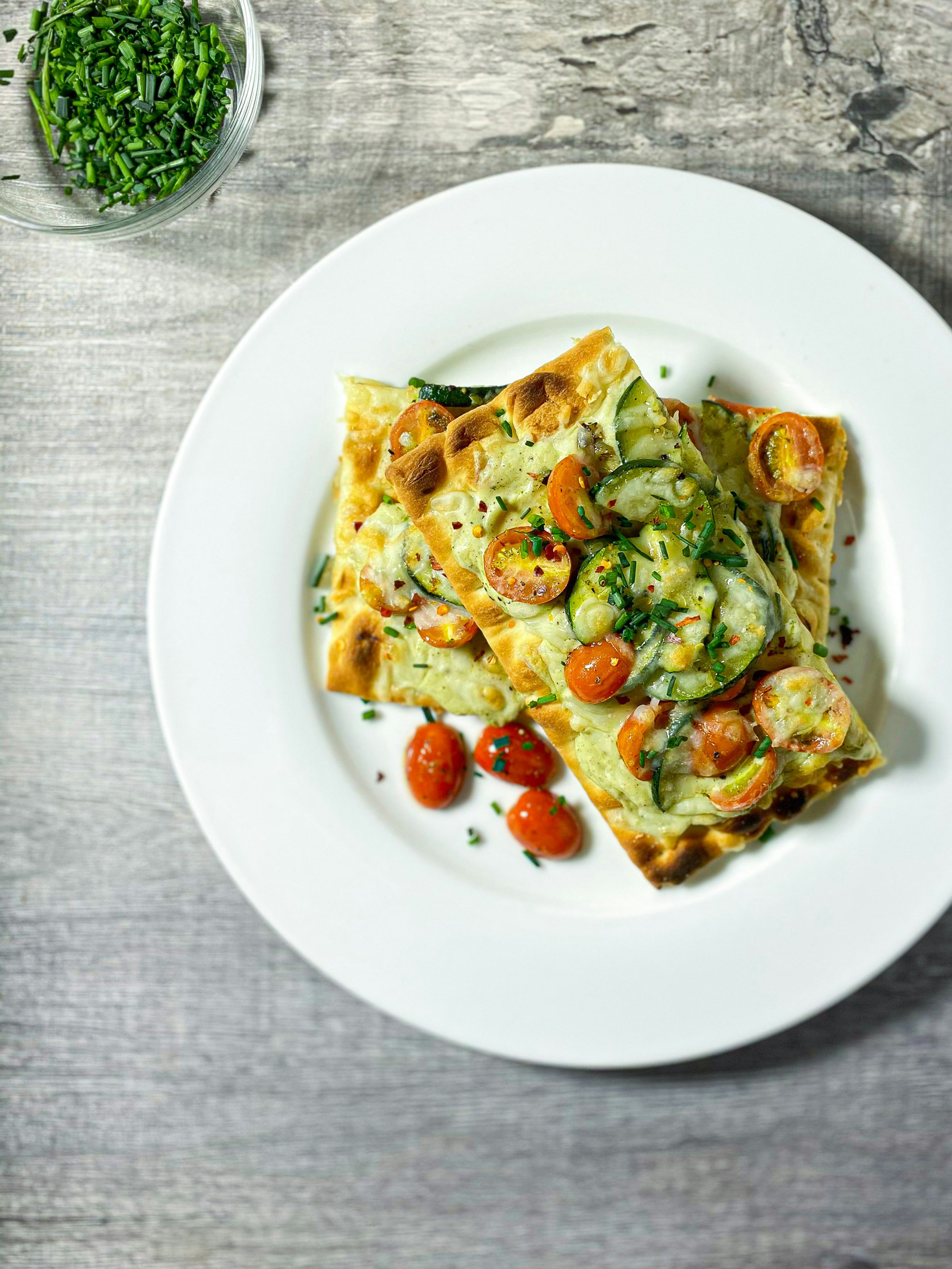 3. Sütés nélküli nyári zöldséges lasagne: Ez a hideg vacsora egy kis főzést igényel – a cukkini és a paradicsom gyors megpárolását, valamint a lasagne tészta megfőzését. De ez egy szupergyors és hihetetlenül ízletes étel, amely szobahőmérsékleten is finom!