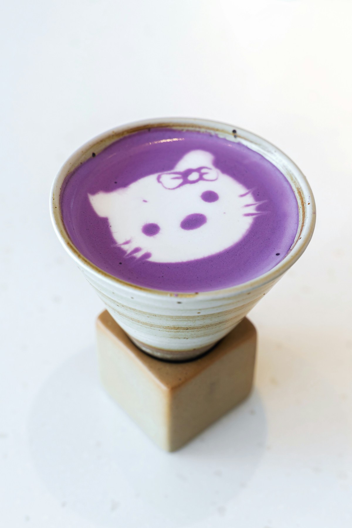 ube-latte-lila-ital | Marie Claire lila latte cicás tejhab mintával
