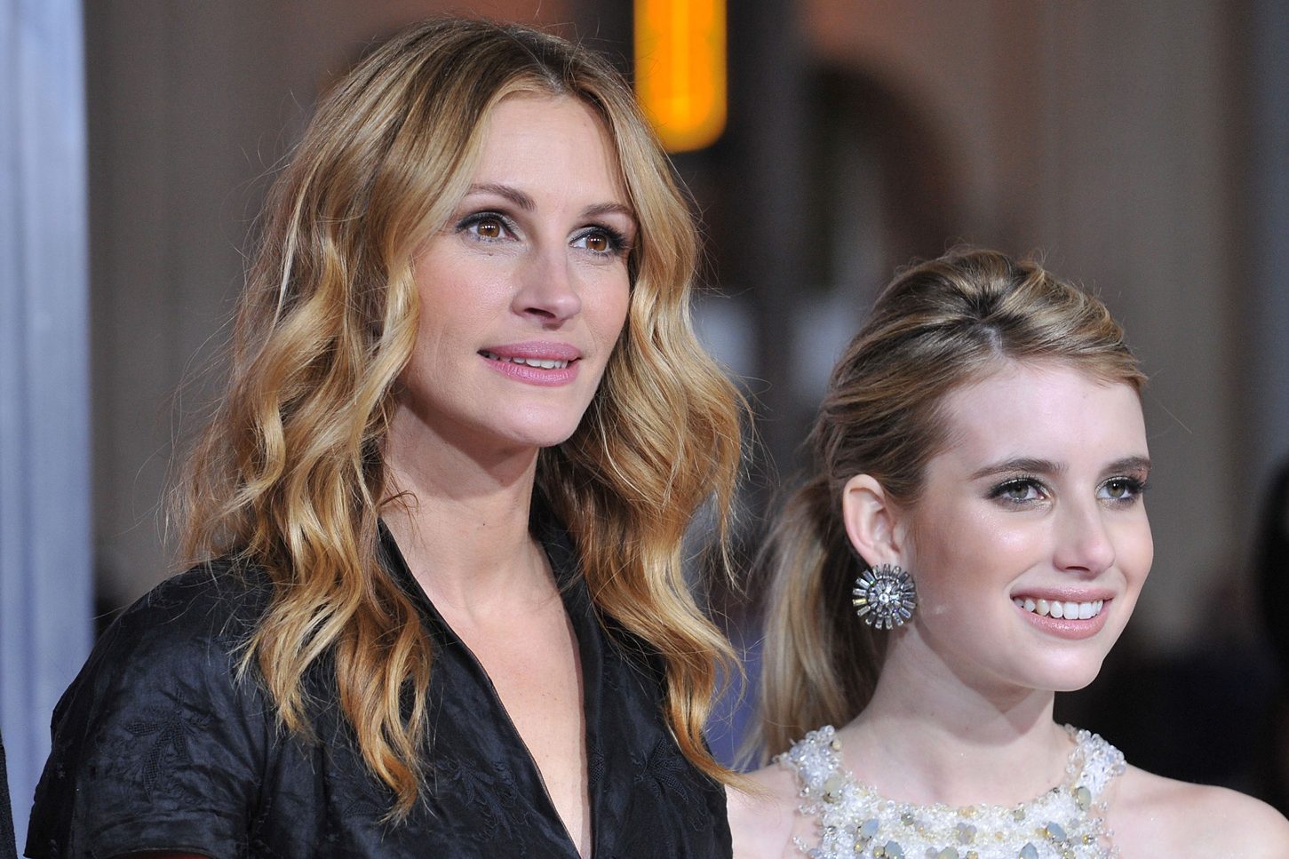 Julia Roberts és Emma Roberts mosolyognak