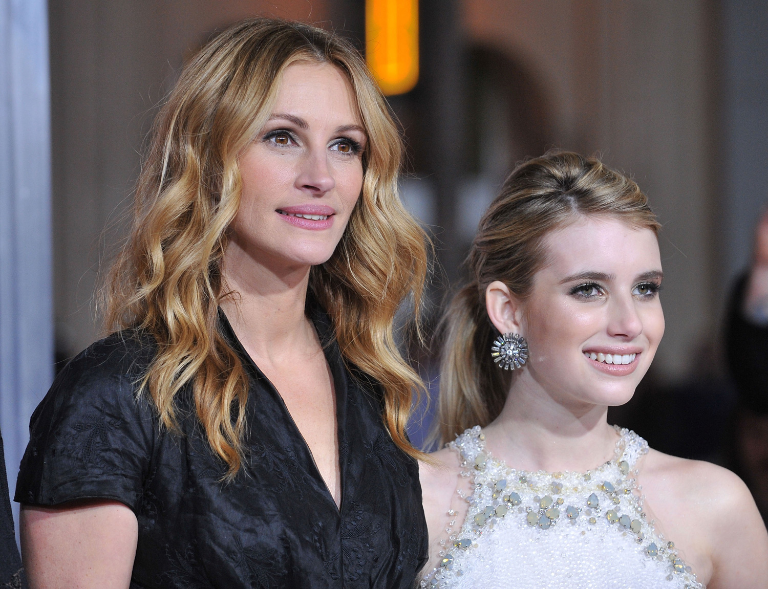 Julia Roberts és Emma Roberts mosolyognak