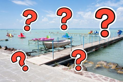 Balatoni strand látképe, piros kérdőjelek