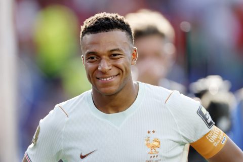 Kylian Mbappé mosolyog