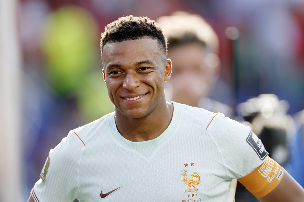 Kylian Mbappé mosolyog