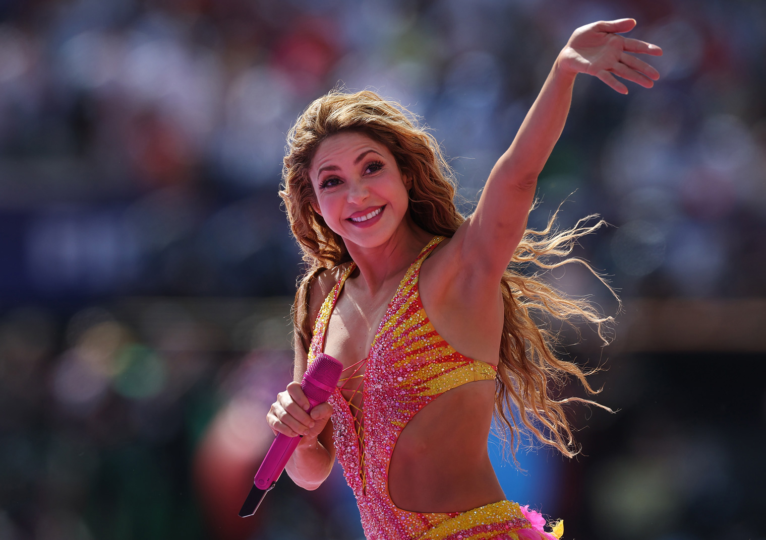 Shakira mosolyogva integet a 2026-os foci vb döntőjének félideji műsorában