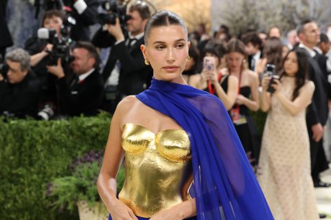 Hailey Bieber arany színű ruhában, kék sállal a 2026-os Met-gálán