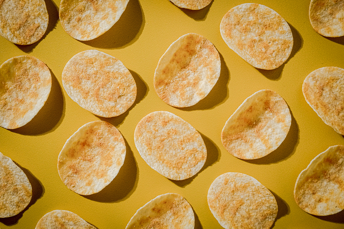 vese-karosito-etelek-taplalkozas | Marie Claire Chips sárga háttér előtt