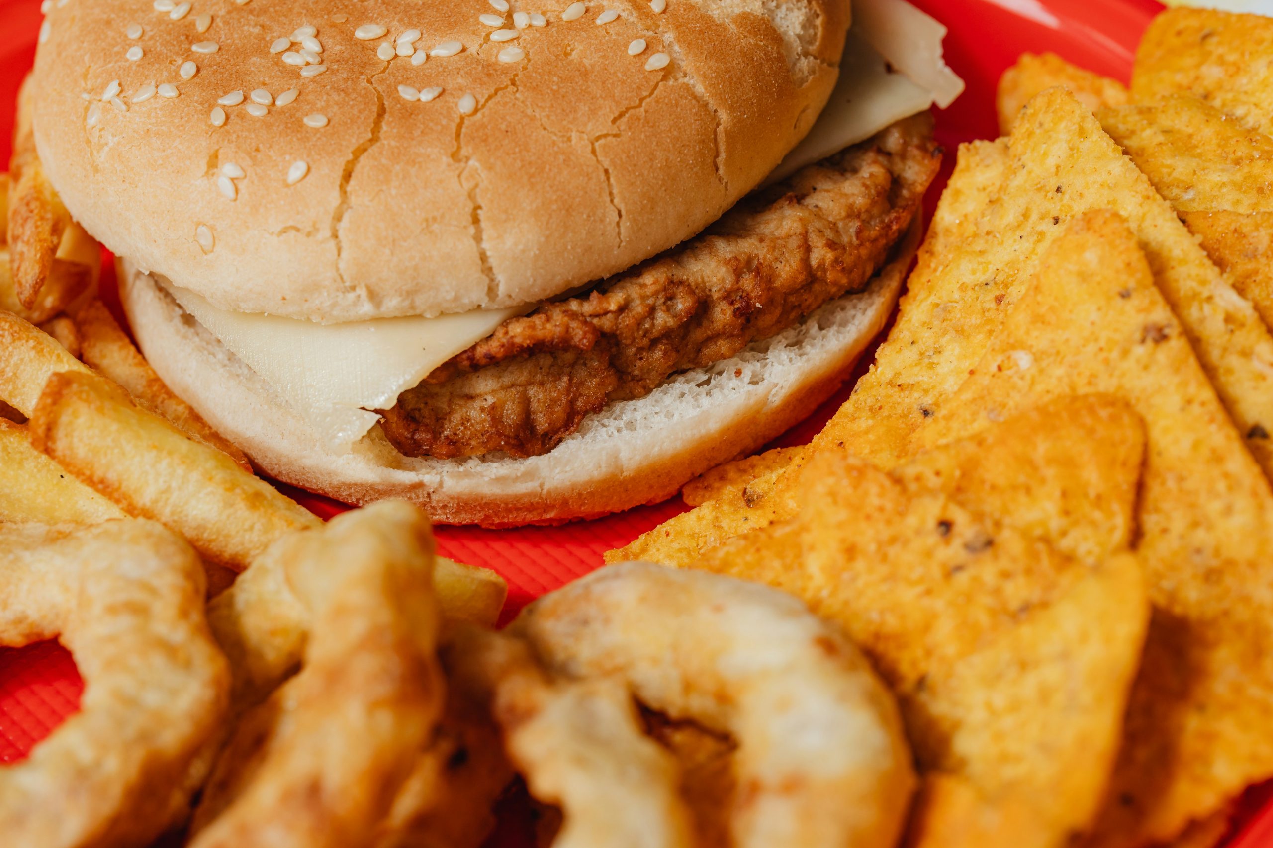 vese-karosito-etelek-taplalkozas | Marie Claire Hamburger, hagymakarika, chips, feldolgozott ételek közelről