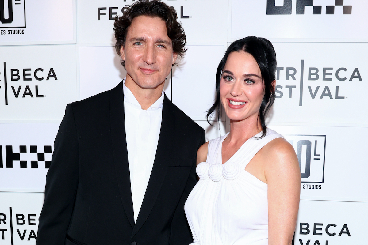 Katy Perry fehér ruhában és Justin Trudeau közelről