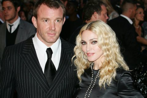 Madonna szőkén, fekete ruhában és Guy Ritchie öltönyben