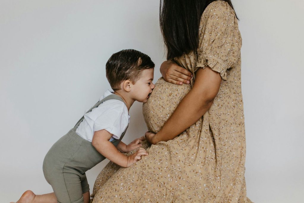 masodik-gyerek-anya-agy | Marie Claire Kismama második gyermekét várja, az első gyermek puszit nyom a hasára