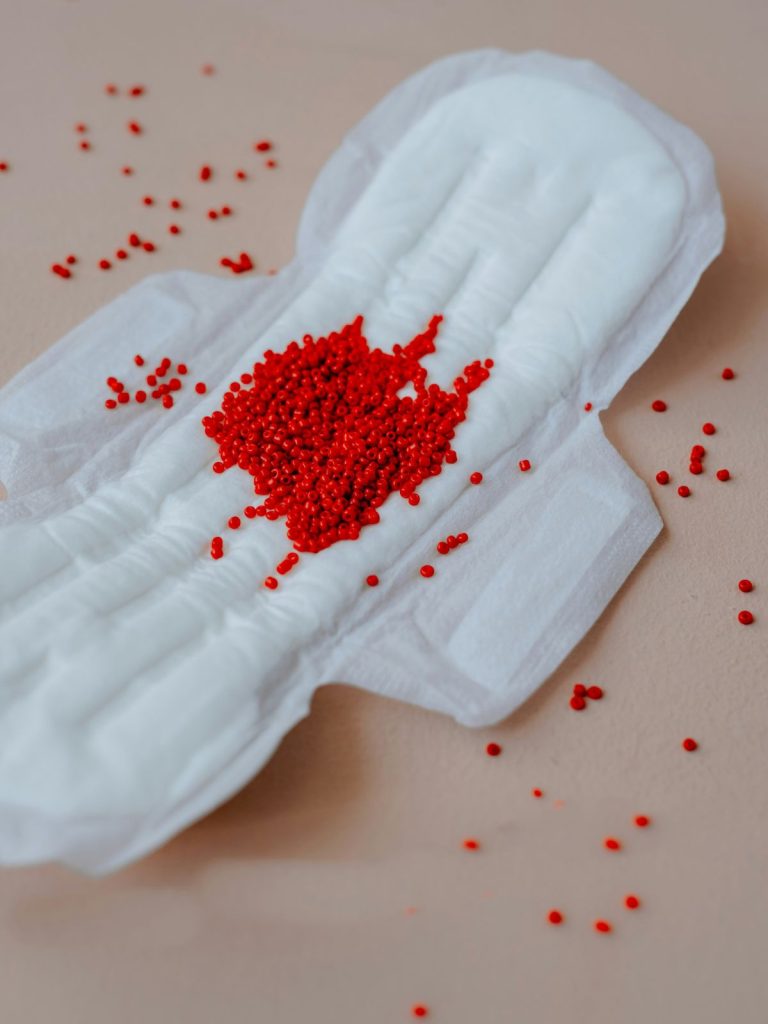menstruacios-ver-porckopas-ellen | Marie Claire Egészségügyi betéten piros gyöngyök