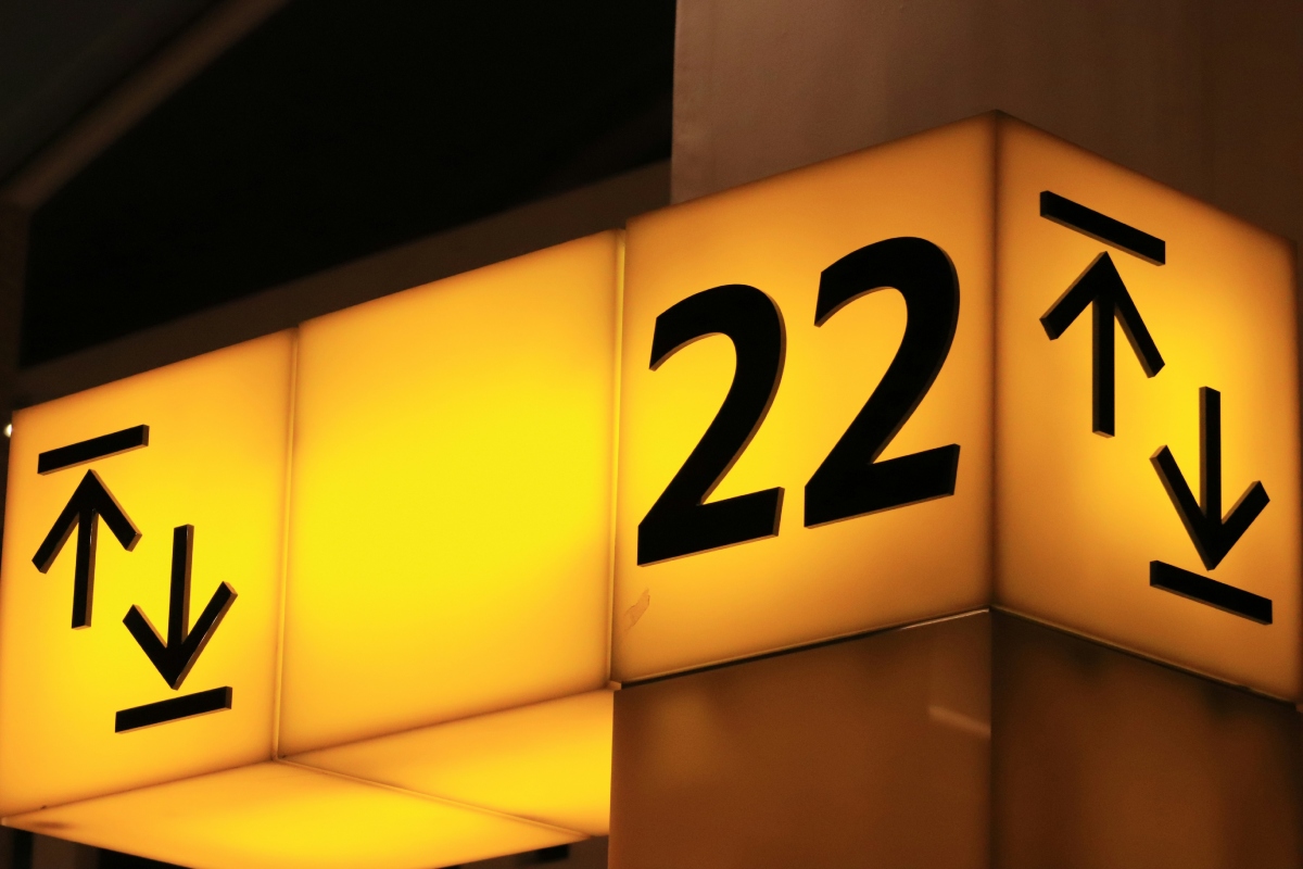 Esti fényben világító felirat 22-es számmal